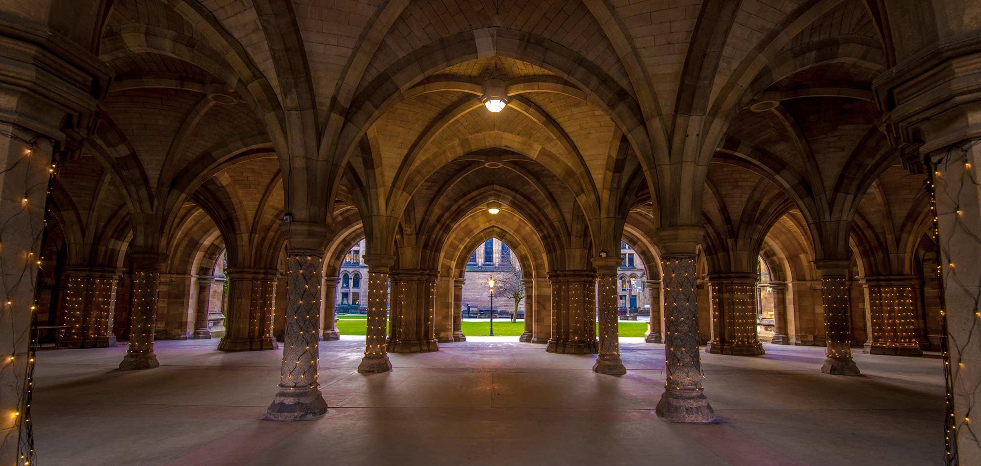 L’université de Glasgow, l’obscurité et la lumière