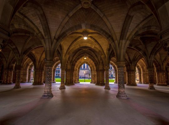 L’université de Glasgow, l’obscurité et la lumière