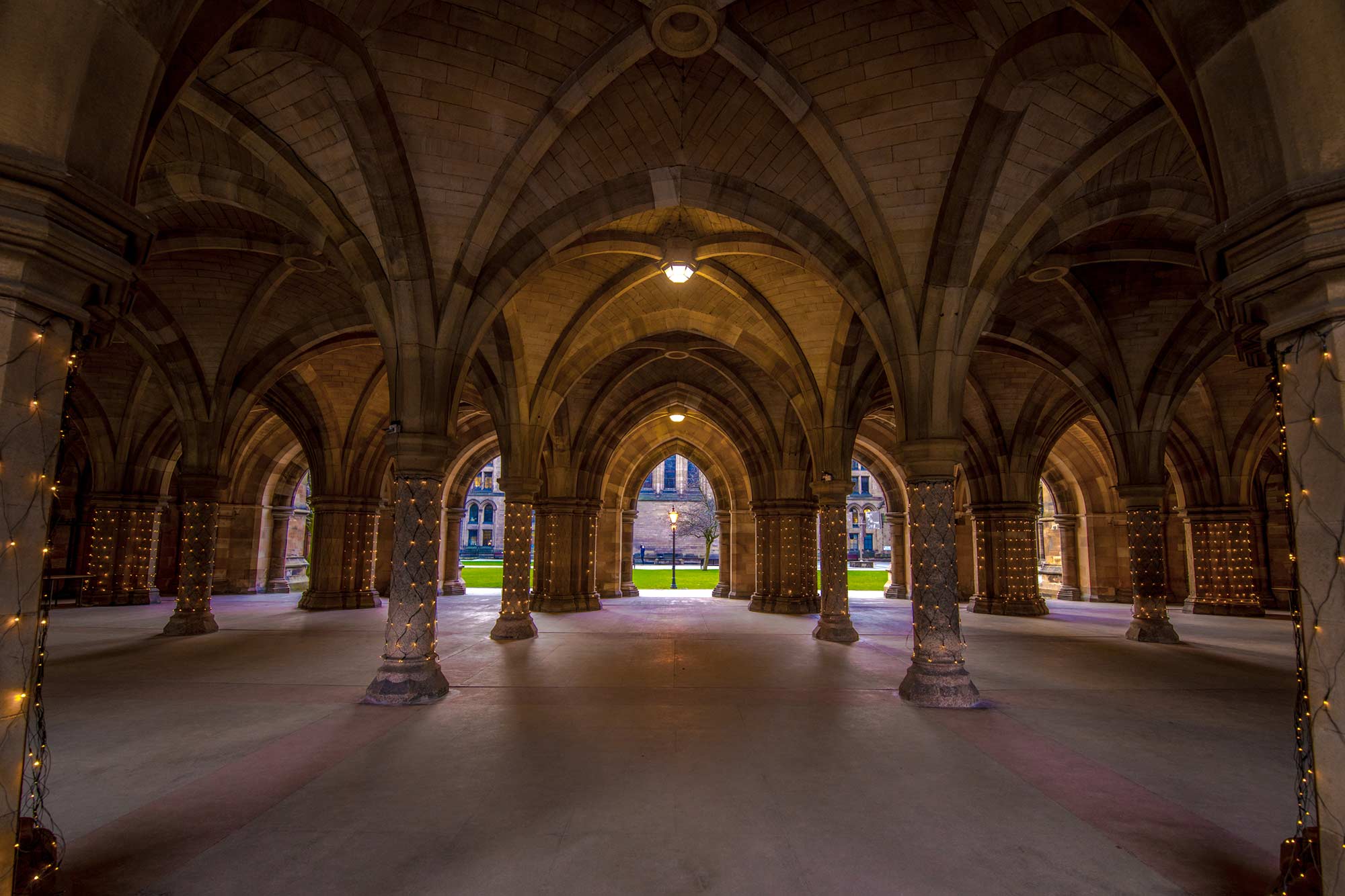 L’université de Glasgow, l’obscurité et la lumière