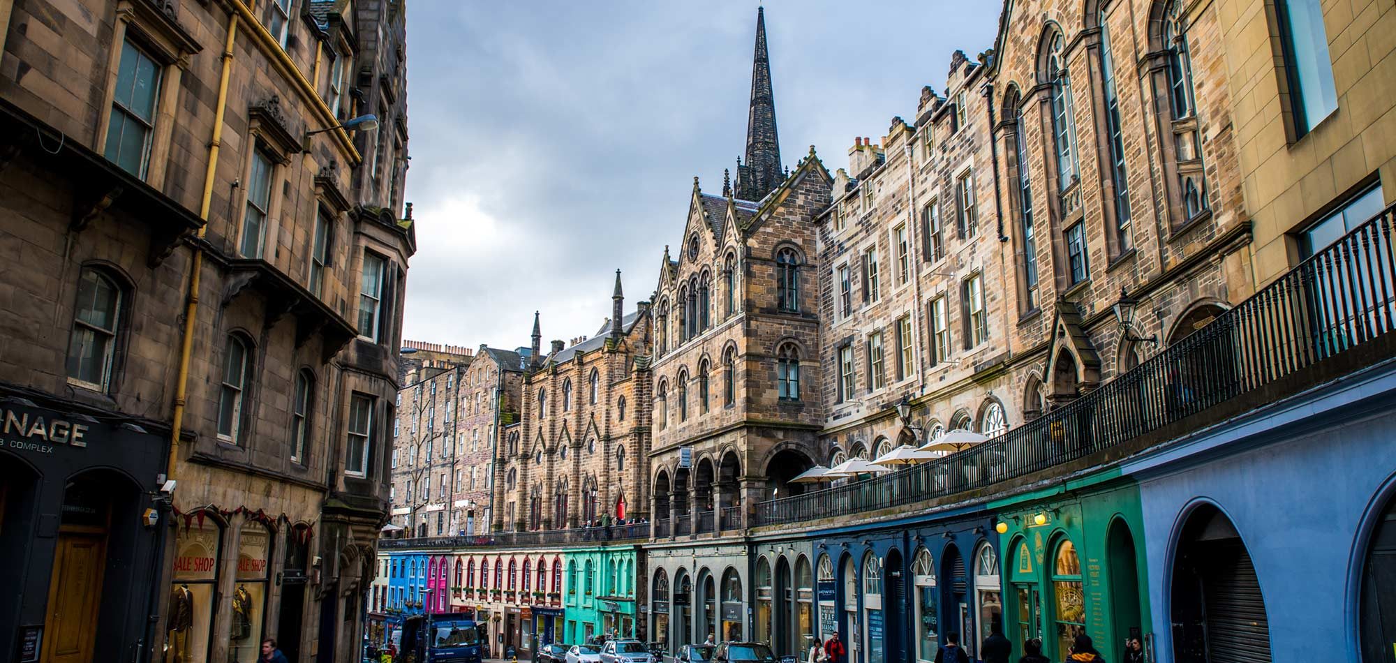 Victoria Street, la rue « arc-en-ciel » d’Édimbourg