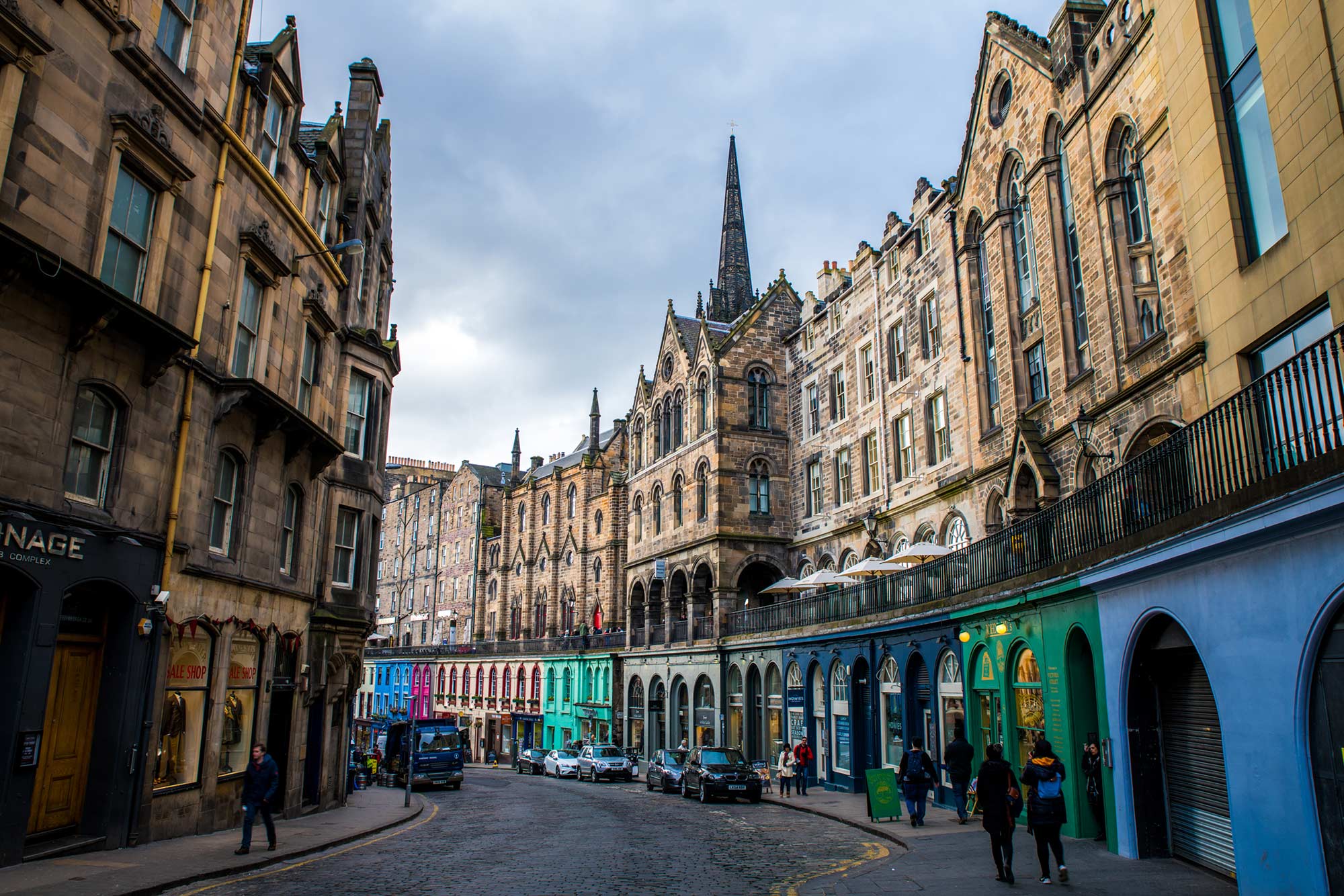 Victoria Street, la rue « arc-en-ciel » d’Édimbourg