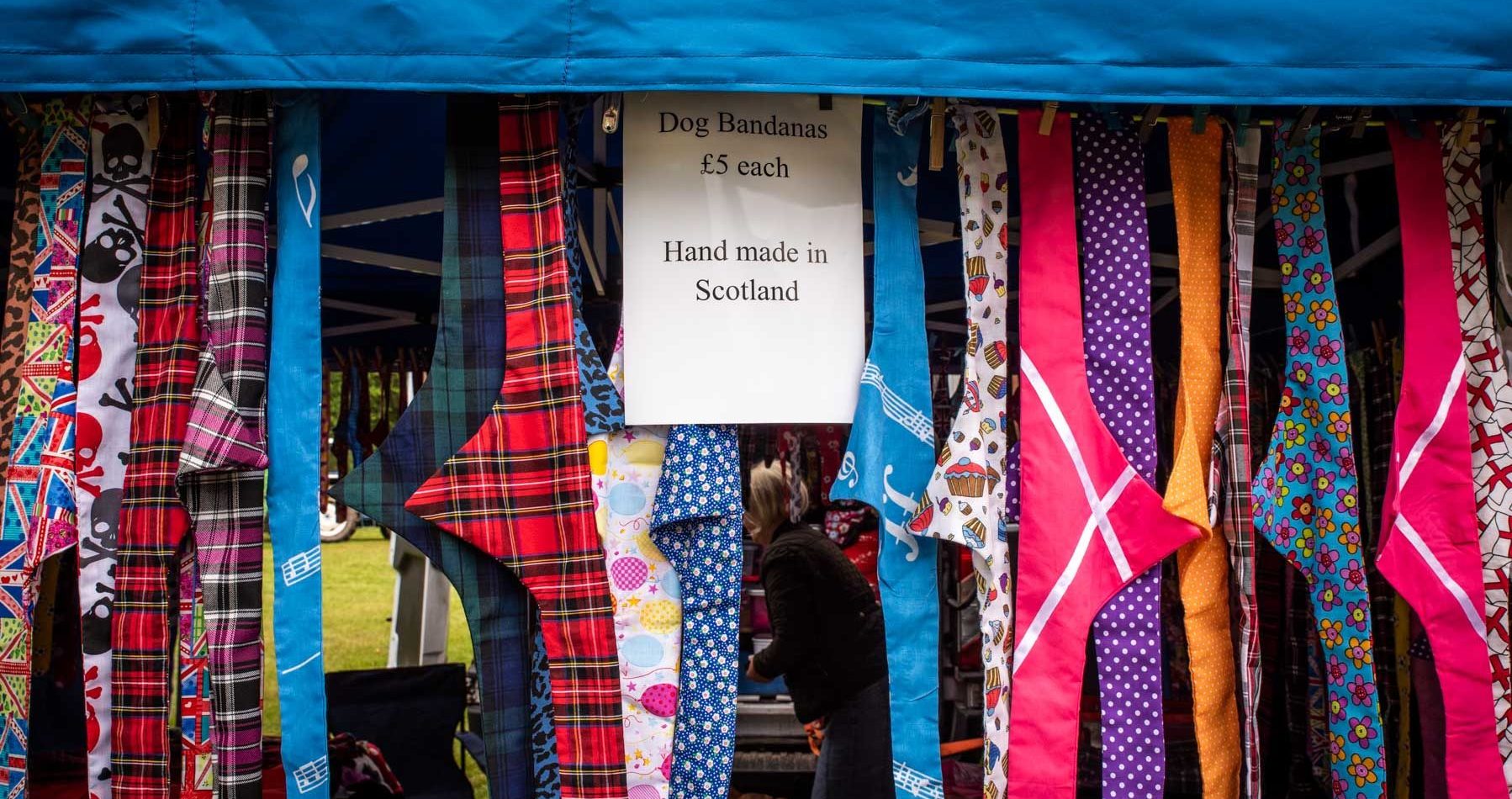 Un souvenir d’Écosse ? Un bandana pour chien !