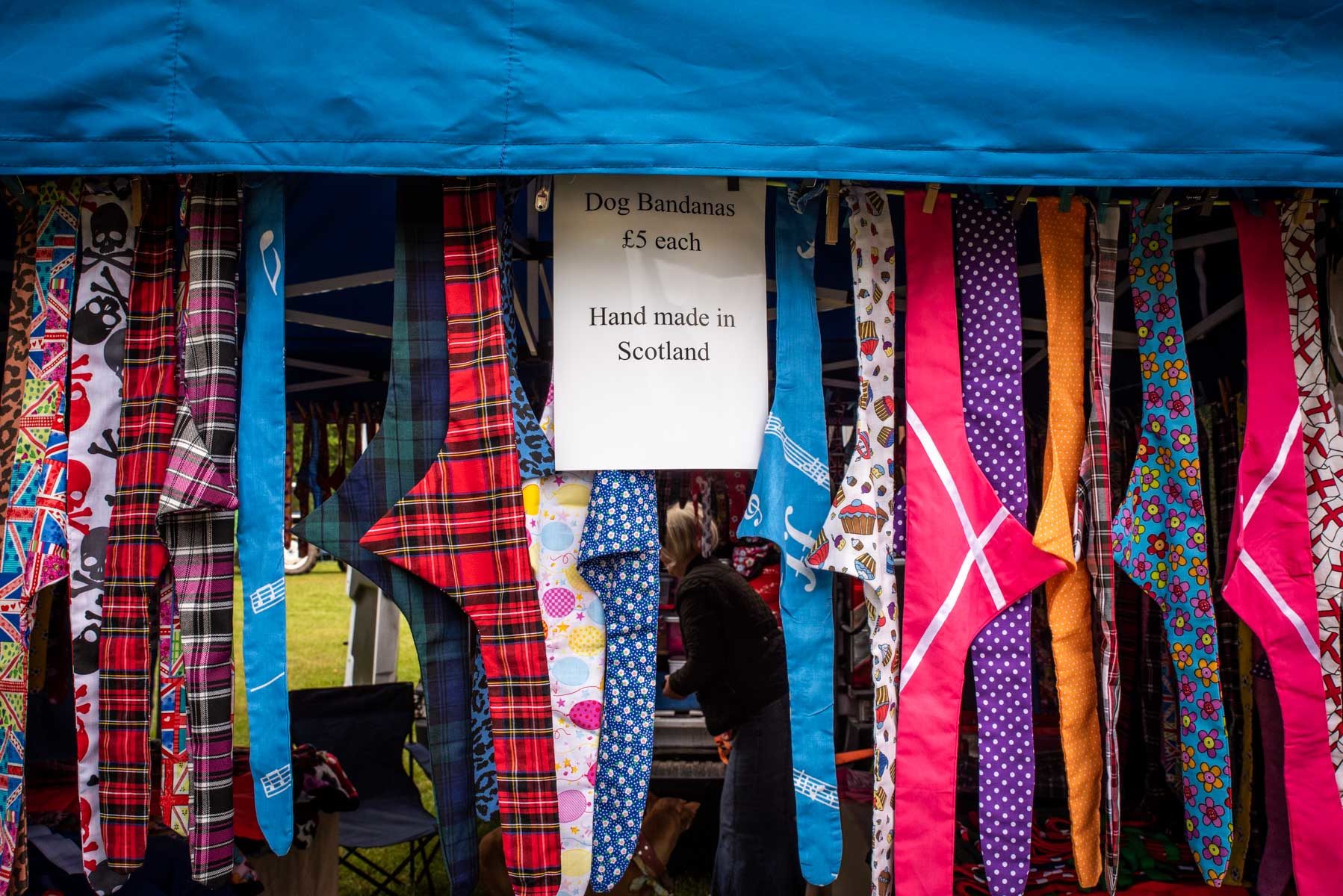 Un souvenir d’Écosse ? Un bandana pour chien !