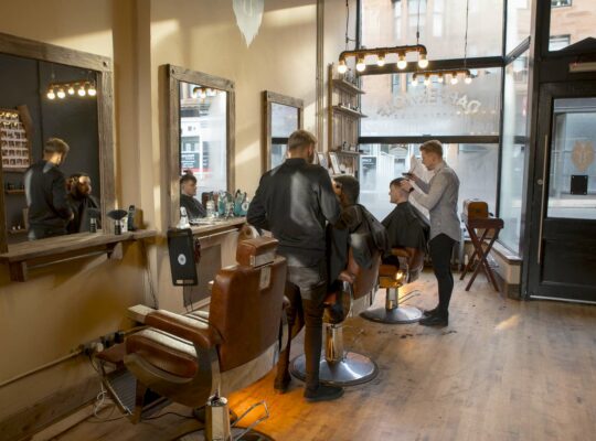 ¡La barba y un corte de pelo, please!