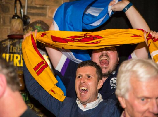 La saltire y el león rampante