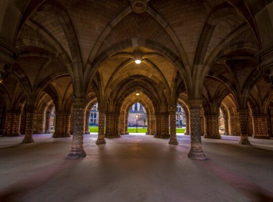 L’université de Glasgow, l’obscurité et la lumière